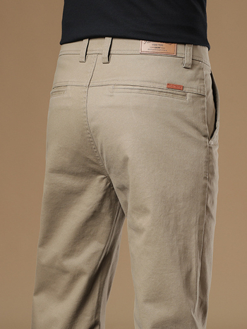 Férfiaknak szánt egyenes szabású pamut-elasztán nadrág, középmagas derék, zipzáras zárás, több zseb, őszi 2025 kiadás