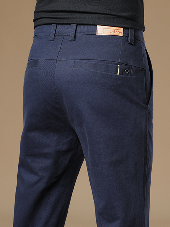 Férfiaknak szánt egyenes szabású pamut-elasztán nadrág, középmagas derék, zipzáras zárás, több zseb, őszi 2025 kiadás