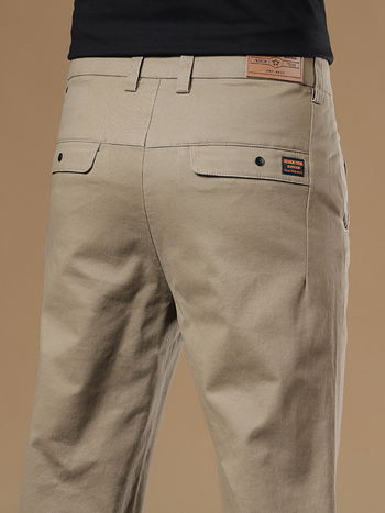 Férfiaknak szánt egyenes szabású pamut-elasztán nadrág, középmagas derék, zipzáras zárás, több zseb, őszi 2025 kiadás