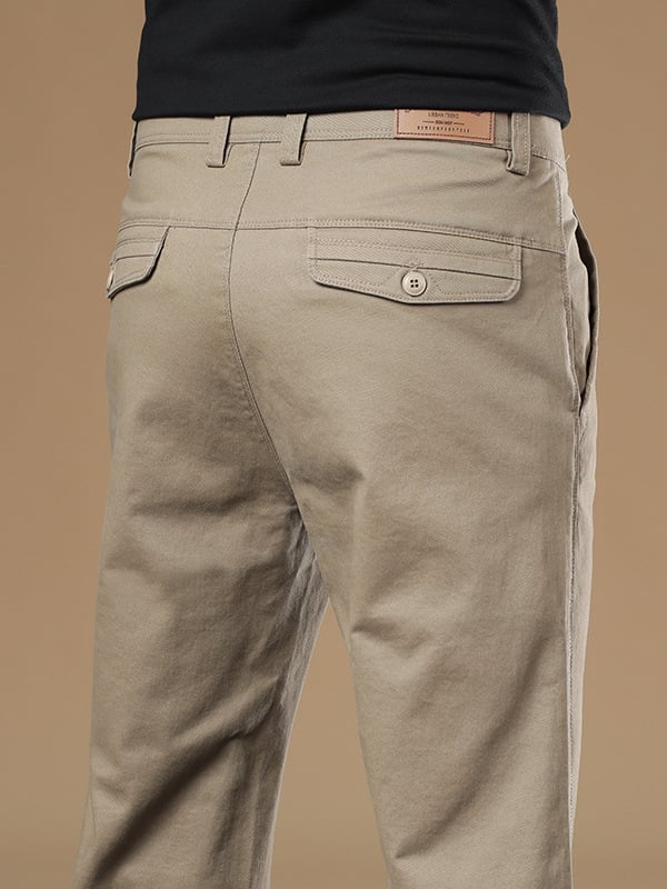 Férfiaknak szánt egyenes szabású pamut-elasztán nadrág, középmagas derék, zipzáras zárás, több zseb, őszi 2025 kiadás