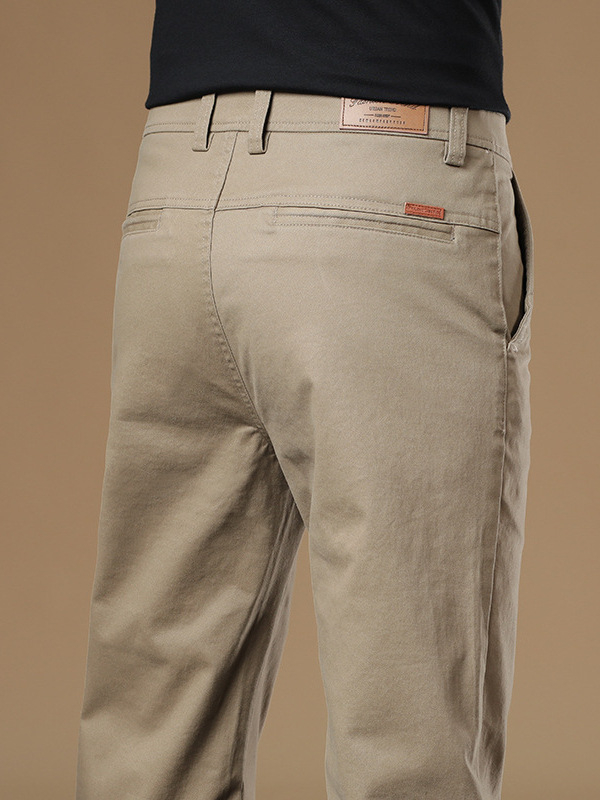 Férfiaknak szánt egyenes szabású pamut-elasztán nadrág, középmagas derék, zipzáras zárás, több zseb, őszi 2025 kiadás