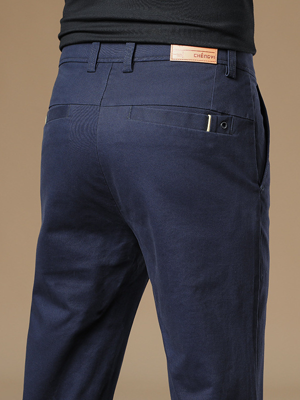 Férfiaknak szánt egyenes szabású pamut-elasztán nadrág, középmagas derék, zipzáras zárás, több zseb, őszi 2025 kiadás