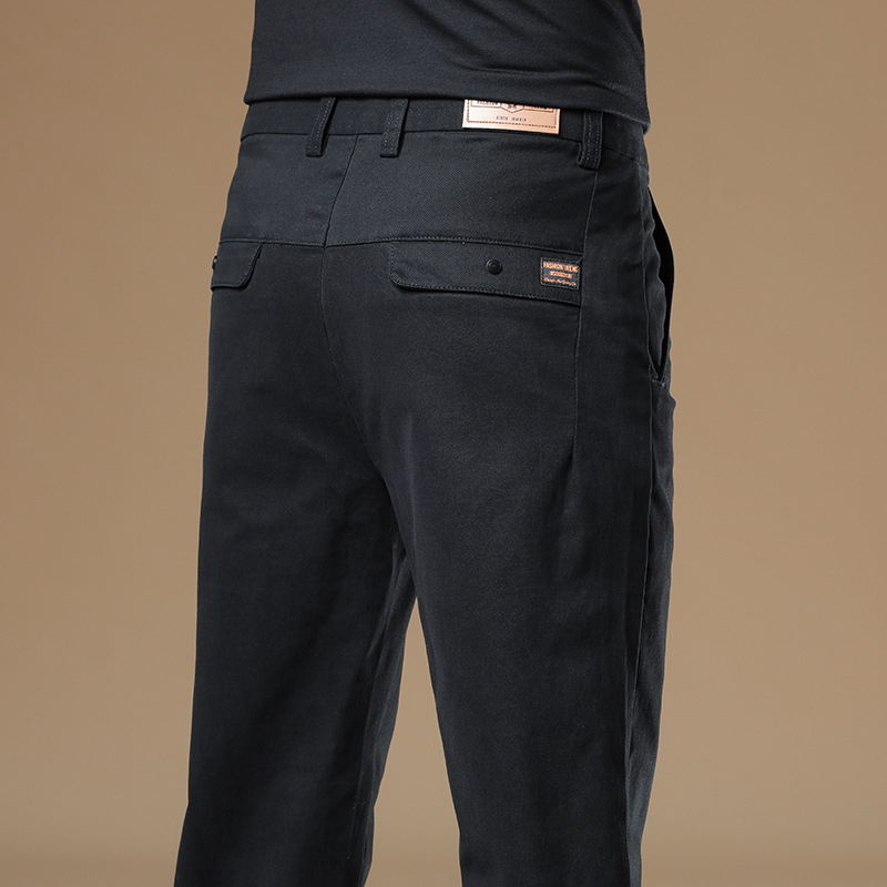 Férfiaknak szánt egyenes szabású pamut-elasztán nadrág, középmagas derék, zipzáras zárás, több zseb, őszi 2025 kiadás