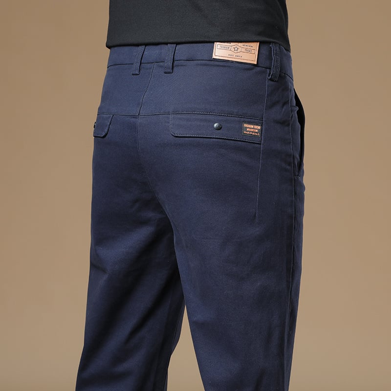 Férfiaknak szánt egyenes szabású pamut-elasztán nadrág, középmagas derék, zipzáras zárás, több zseb, őszi 2025 kiadás