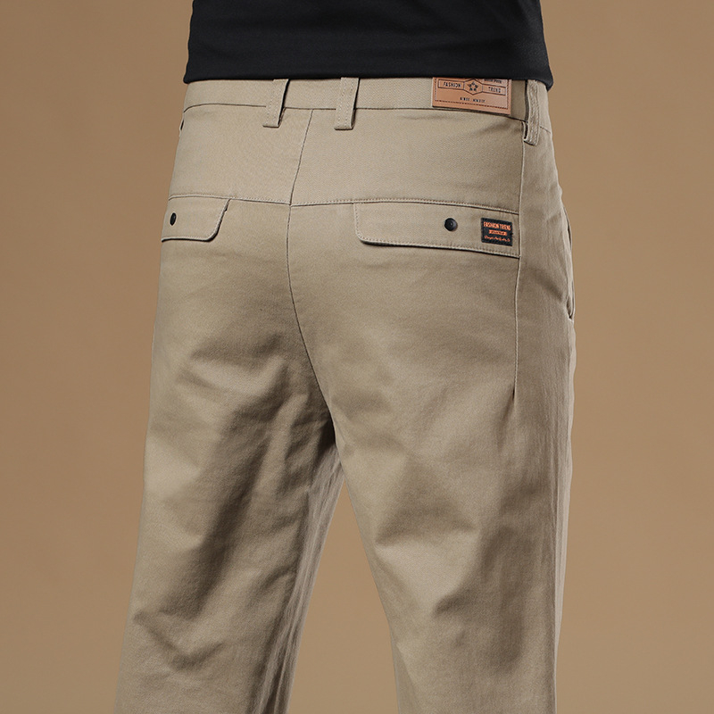 Férfiaknak szánt egyenes szabású pamut-elasztán nadrág, középmagas derék, zipzáras zárás, több zseb, őszi 2025 kiadás