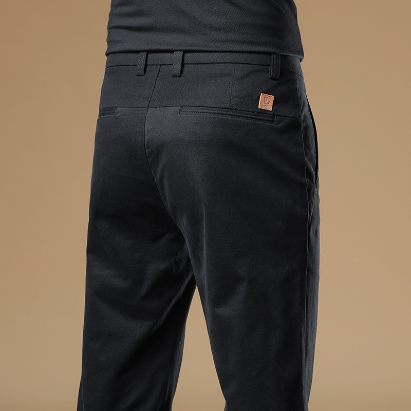 Férfiaknak szánt egyenes szabású pamut-elasztán nadrág, középmagas derék, zipzáras zárás, több zseb, őszi 2025 kiadás