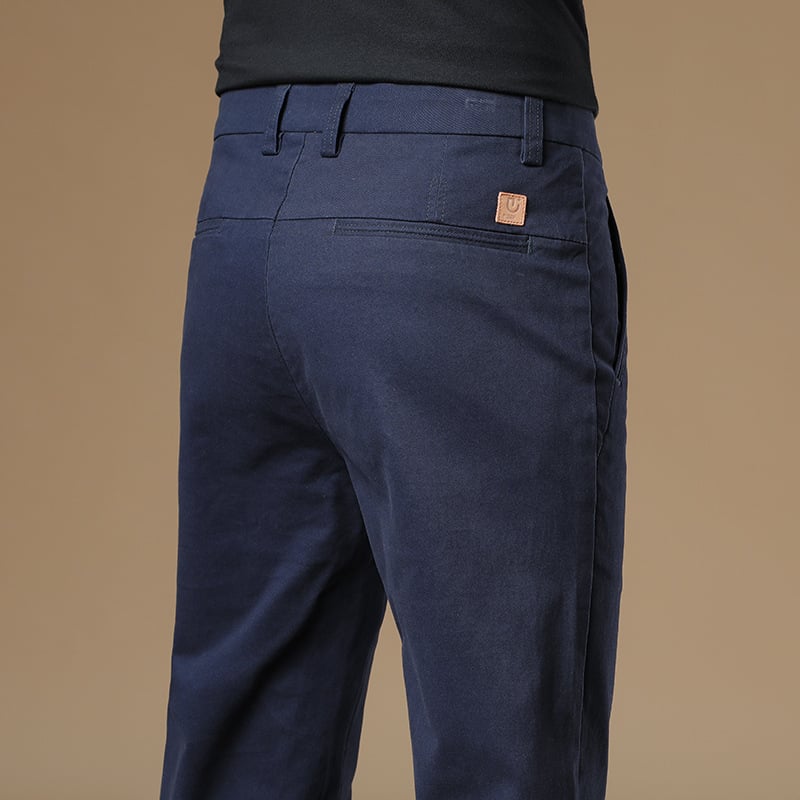 Férfiaknak szánt egyenes szabású pamut-elasztán nadrág, középmagas derék, zipzáras zárás, több zseb, őszi 2025 kiadás