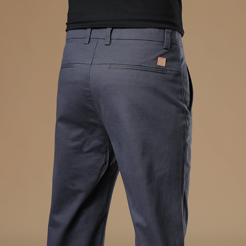 Férfiaknak szánt egyenes szabású pamut-elasztán nadrág, középmagas derék, zipzáras zárás, több zseb, őszi 2025 kiadás