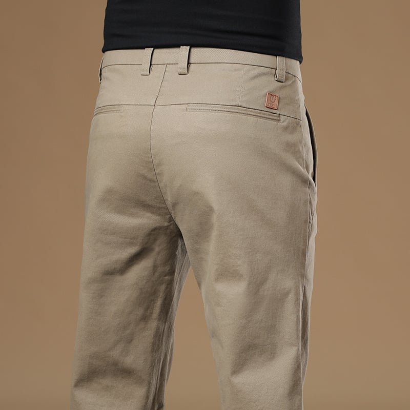 Férfiaknak szánt egyenes szabású pamut-elasztán nadrág, középmagas derék, zipzáras zárás, több zseb, őszi 2025 kiadás