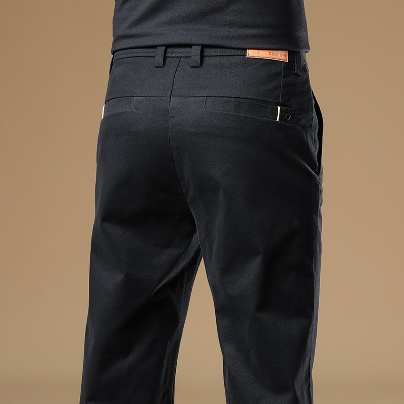 Férfiaknak szánt egyenes szabású pamut-elasztán nadrág, középmagas derék, zipzáras zárás, több zseb, őszi 2025 kiadás