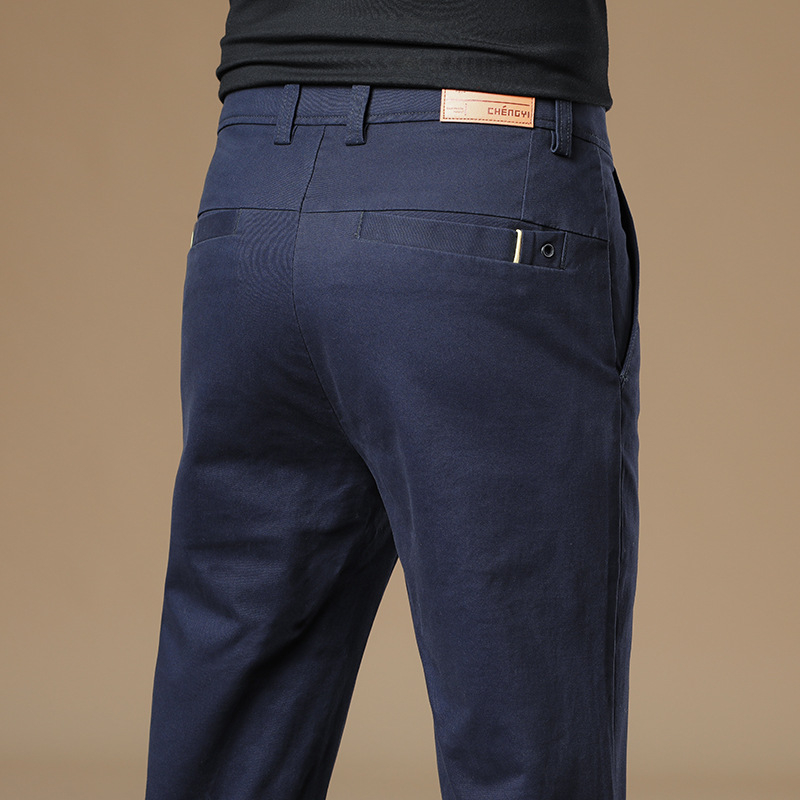 Férfiaknak szánt egyenes szabású pamut-elasztán nadrág, középmagas derék, zipzáras zárás, több zseb, őszi 2025 kiadás