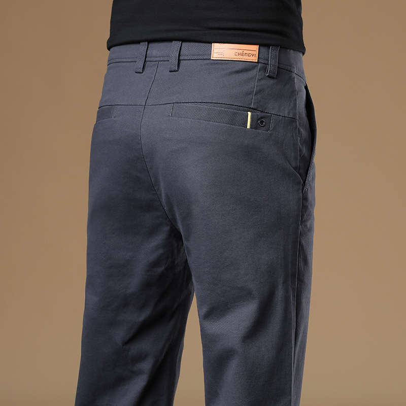 Férfiaknak szánt egyenes szabású pamut-elasztán nadrág, középmagas derék, zipzáras zárás, több zseb, őszi 2025 kiadás