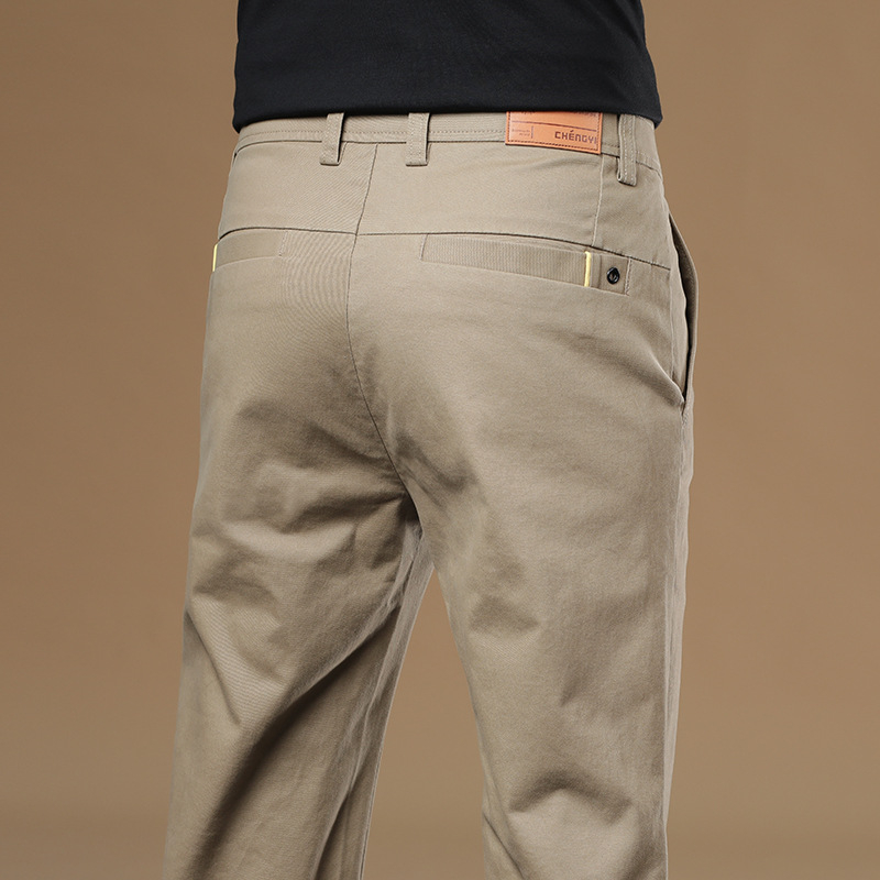 Férfiaknak szánt egyenes szabású pamut-elasztán nadrág, középmagas derék, zipzáras zárás, több zseb, őszi 2025 kiadás