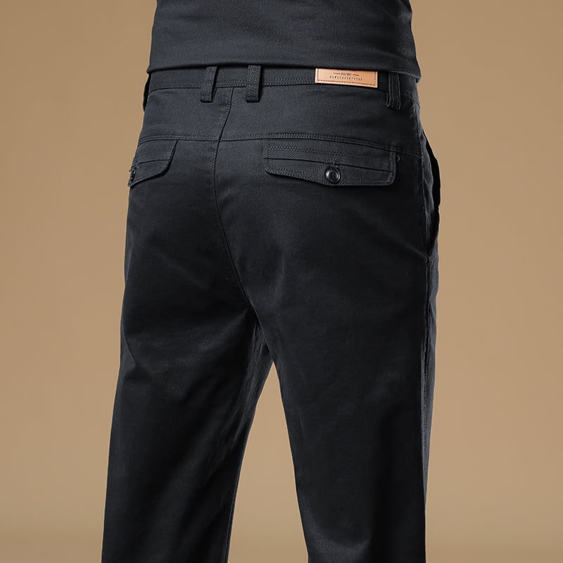 Férfiaknak szánt egyenes szabású pamut-elasztán nadrág, középmagas derék, zipzáras zárás, több zseb, őszi 2025 kiadás