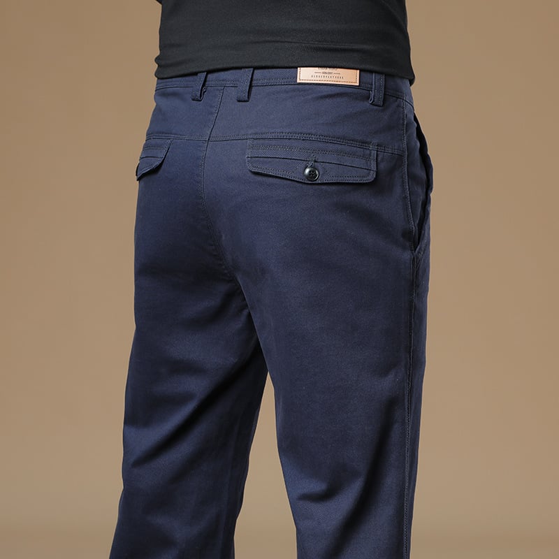 Férfiaknak szánt egyenes szabású pamut-elasztán nadrág, középmagas derék, zipzáras zárás, több zseb, őszi 2025 kiadás