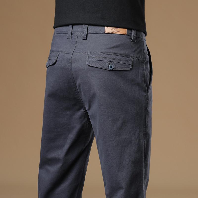 Férfiaknak szánt egyenes szabású pamut-elasztán nadrág, középmagas derék, zipzáras zárás, több zseb, őszi 2025 kiadás