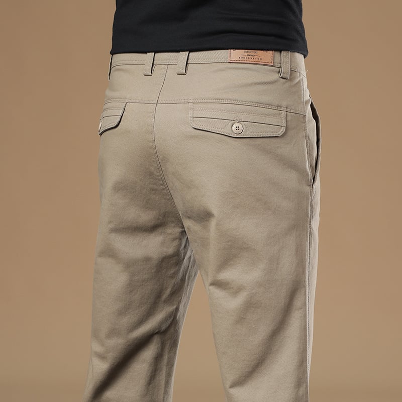 Férfiaknak szánt egyenes szabású pamut-elasztán nadrág, középmagas derék, zipzáras zárás, több zseb, őszi 2025 kiadás