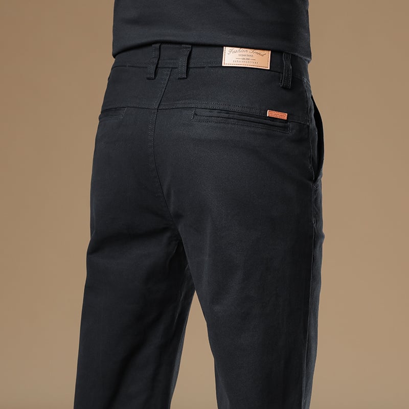 Férfiaknak szánt egyenes szabású pamut-elasztán nadrág, középmagas derék, zipzáras zárás, több zseb, őszi 2025 kiadás