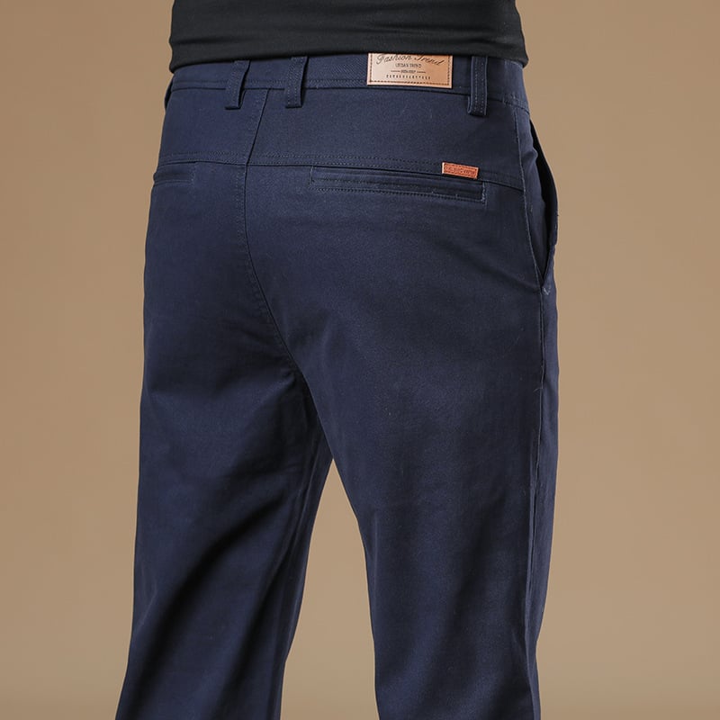 Férfiaknak szánt egyenes szabású pamut-elasztán nadrág, középmagas derék, zipzáras zárás, több zseb, őszi 2025 kiadás