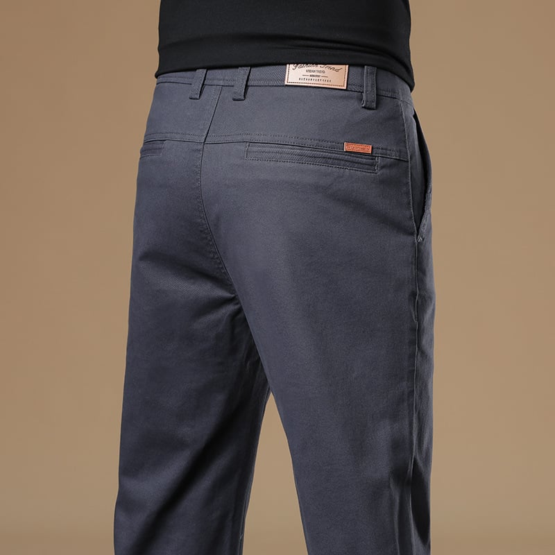 Férfiaknak szánt egyenes szabású pamut-elasztán nadrág, középmagas derék, zipzáras zárás, több zseb, őszi 2025 kiadás