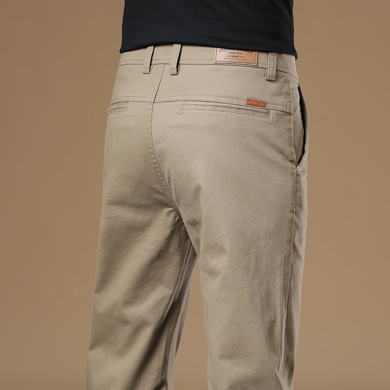 Férfiaknak szánt egyenes szabású pamut-elasztán nadrág, középmagas derék, zipzáras zárás, több zseb, őszi 2025 kiadás