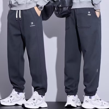 Férfi melegítő nadrág, alacsony derék, cipzáras zárás, egyenes szabás, kézzel rajzolt dizájn