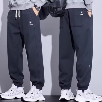 Férfi melegítő nadrág, alacsony derék, cipzáras zárás, egyenes szabás, kézzel rajzolt dizájn