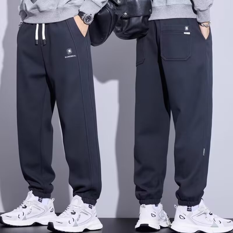 Férfi melegítő nadrág, alacsony derék, cipzáras zárás, egyenes szabás, kézzel rajzolt dizájn