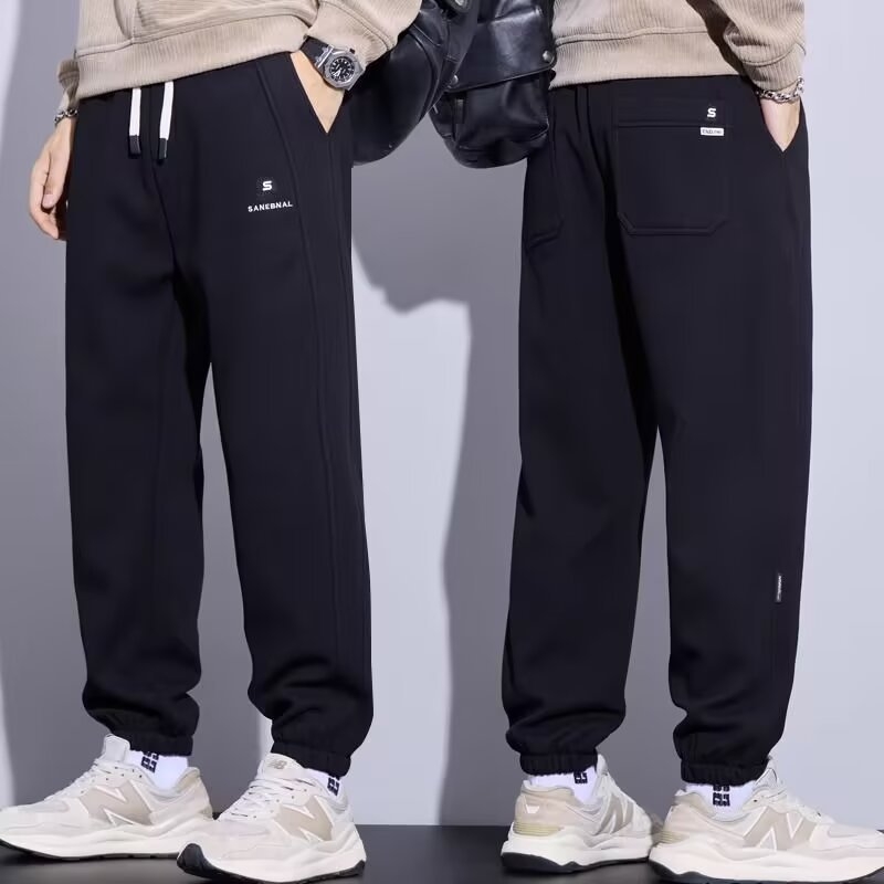 Férfi melegítő nadrág, alacsony derék, cipzáras zárás, egyenes szabás, kézzel rajzolt dizájn