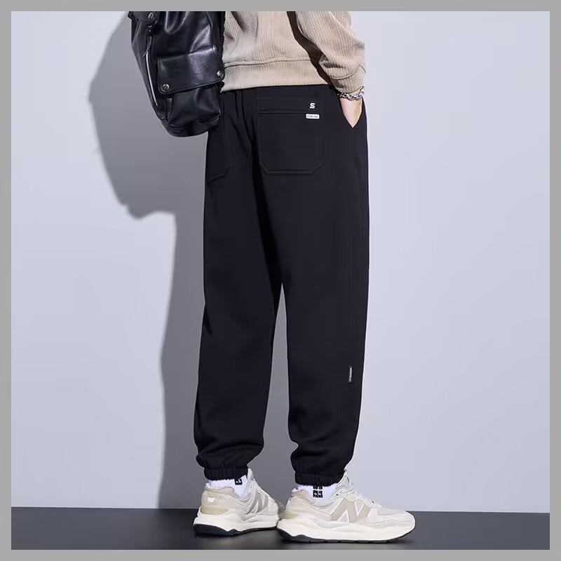 Férfi melegítő nadrág, alacsony derék, cipzáras zárás, egyenes szabás, kézzel rajzolt dizájn