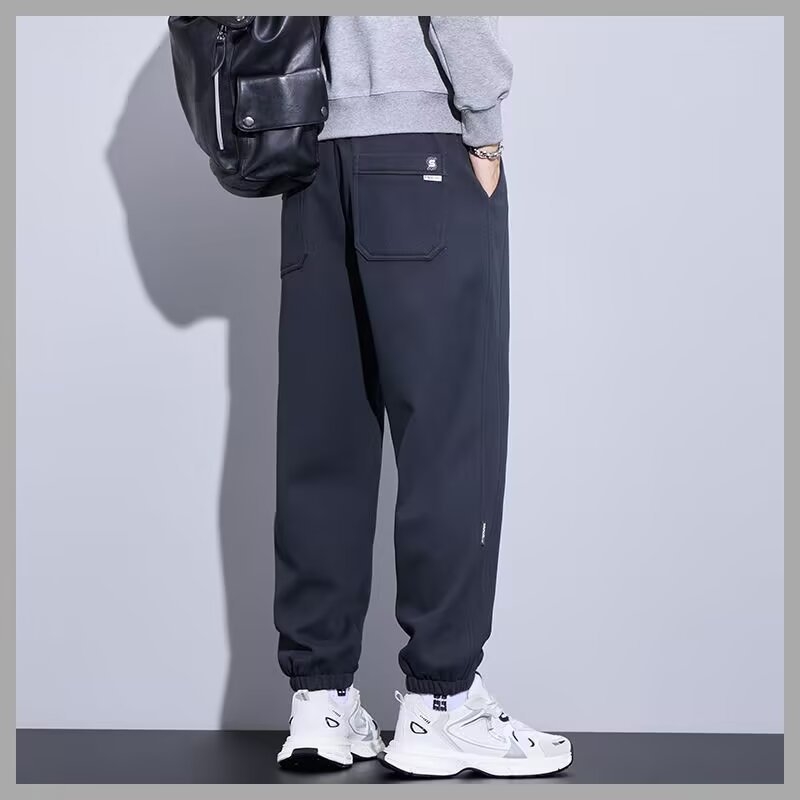 Férfi melegítő nadrág, alacsony derék, cipzáras zárás, egyenes szabás, kézzel rajzolt dizájn