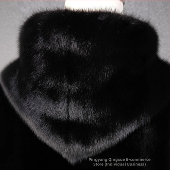 Vīriešu kažokādas mētelis ar kapuci no norkas kažokādes, vidējā garuma, brīvā piegriezuma, rāvējslēdzēja aizdare, īsta kažokāda