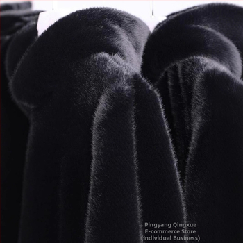 Vīriešu kažokādas mētelis ar kapuci no norkas kažokādes, vidējā garuma, brīvā piegriezuma, rāvējslēdzēja aizdare, īsta kažokāda