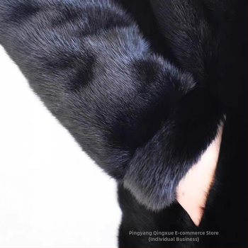 Vīriešu kažokādas mētelis ar kapuci no norkas kažokādes, vidējā garuma, brīvā piegriezuma, rāvējslēdzēja aizdare, īsta kažokāda