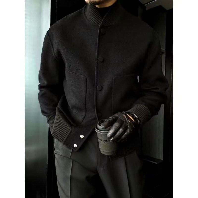 Férfi kabát álló gallérral, egyrészes gombolás, karcsúsított szabás, poliészter anyag