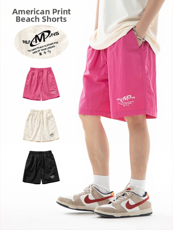 Neskaņoti neilona šorti ar drukātiem burtiem, viduklis vidējais, aizdare ar auklu, brīvs piegriezums