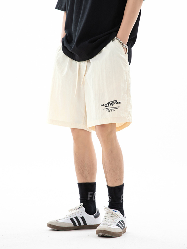 Neskaņoti neilona šorti ar drukātiem burtiem, viduklis vidējais, aizdare ar auklu, brīvs piegriezums