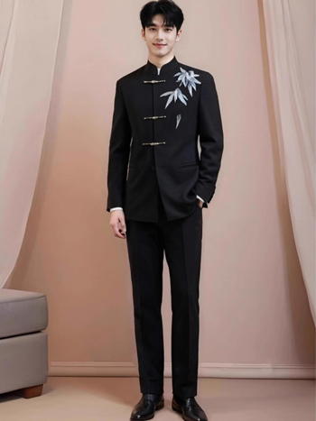 Vyrų kinų stiliaus kostiumas su stovinčia apykakle — laisvas kirpimas; vienos eilės trijų sagčių; pagrindinis audinys 100% poliesteris; pamušalas poliesteris; pavasario-rudens sezonas