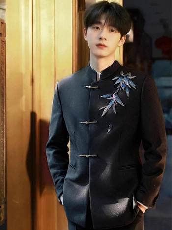 Vyrų kinų stiliaus kostiumas su stovinčia apykakle — laisvas kirpimas; vienos eilės trijų sagčių; pagrindinis audinys 100% poliesteris; pamušalas poliesteris; pavasario-rudens sezonas