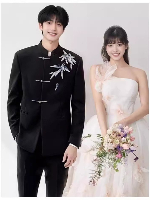 Vyrų kinų stiliaus kostiumas su stovinčia apykakle — laisvas kirpimas; vienos eilės trijų sagčių; pagrindinis audinys 100% poliesteris; pamušalas poliesteris; pavasario-rudens sezonas