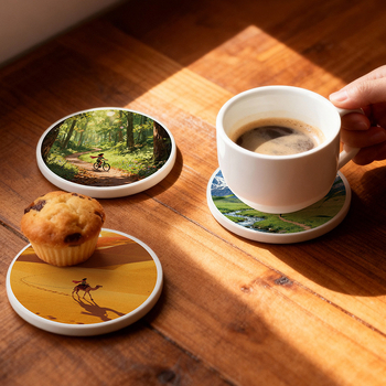 Diatomitų padėkliukai stiklinėms su peizažų motyvu, apvalūs, sugeria vandenį, greitai džiūsta, neslidūs, su individualiu logotipu