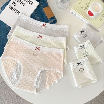 Secret Dora Moterų higienos kelnaitės laikotarpiui, vidutinio juosmens, kvėpuojančios; pagrindinis audinys: Regenerated cellulose fiber; pagrindinio audinio medvilnės kiekis: 46,5%; tarpkojo kišenė: 100% medvilnė