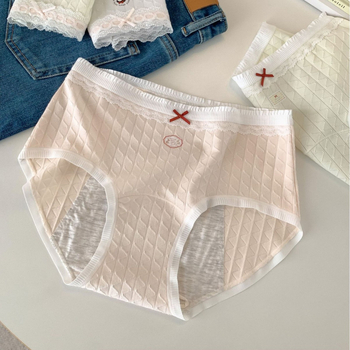 Secret Dora Moterų higienos kelnaitės laikotarpiui, vidutinio juosmens, kvėpuojančios; pagrindinis audinys: Regenerated cellulose fiber; pagrindinio audinio medvilnės kiekis: 46,5%; tarpkojo kišenė: 100% medvilnė