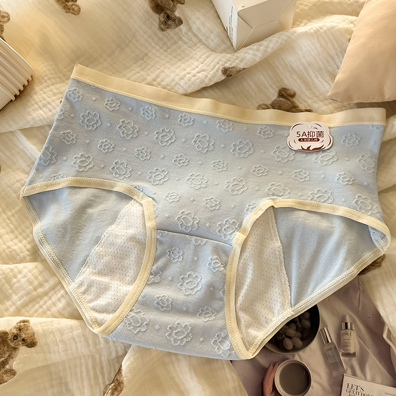 Mėnesinių apatinių drabužių moterims, vidutinio juosmens, pagrindinis audinys 95% medvilnė, tarpakičio įdaila 100% medvilnė; stilius: kelnaitės; funkcija: fiziologija.