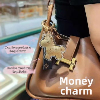 Telefono grandinė su pakabuku ir raktų kilpa – metalas su aukso įdaru, geometrinės formos, šiuolaikiškas minimalistinis stilius, atskira pakuotė