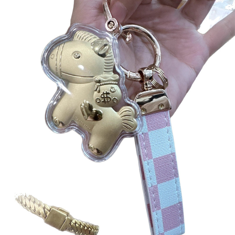 Telefono grandinė su pakabuku ir raktų kilpa – metalas su aukso įdaru, geometrinės formos, šiuolaikiškas minimalistinis stilius, atskira pakuotė