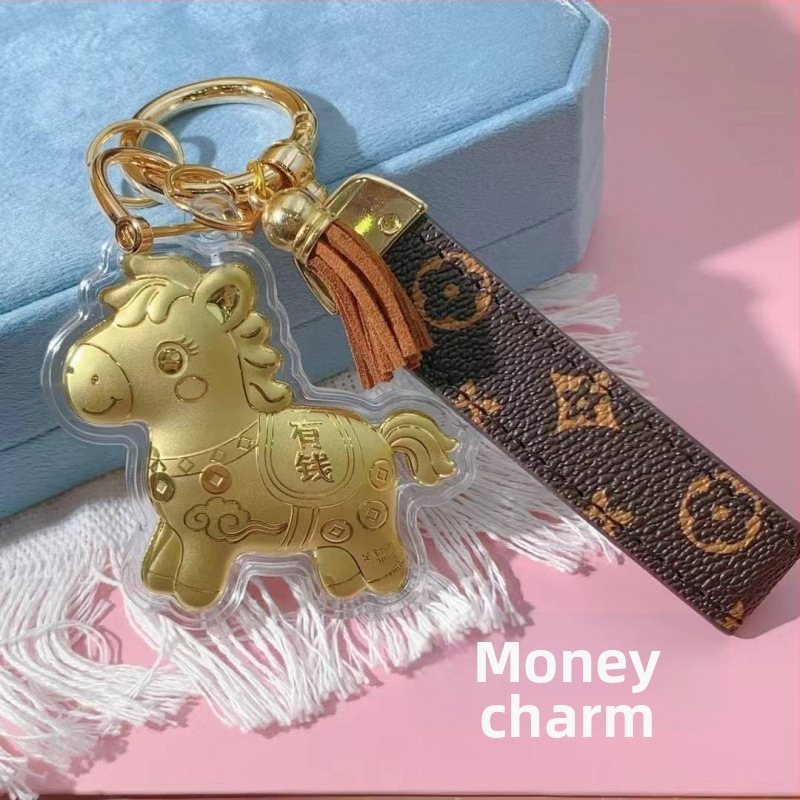 Telefono grandinė su pakabuku ir raktų kilpa – metalas su aukso įdaru, geometrinės formos, šiuolaikiškas minimalistinis stilius, atskira pakuotė