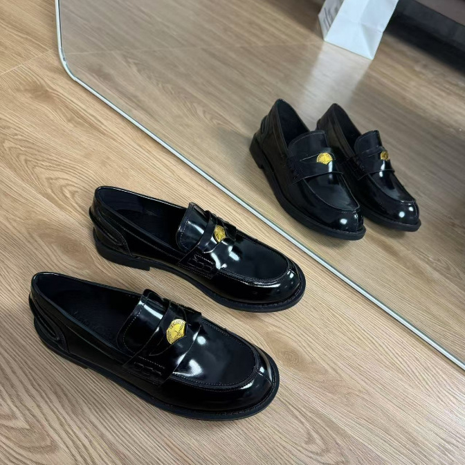 Női bőrlófer, retro stílus (kerek orr; alacsony sarok 1–3 cm; tehénbőr felső; gumi talp)