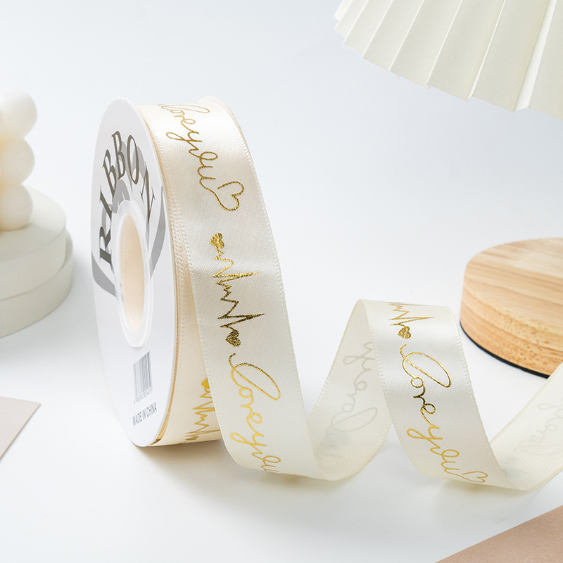 Сатенова панделка с мотив сърце и горещ печат за подаръци, флористика и украса на торти