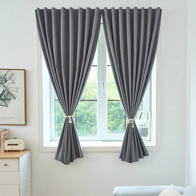 Fono užuolaida gyvenamajam kambariui – padengtas audinys, Velcro fonas, visiškas užtamsinimas (>90%), šiuolaikiškas minimalistinis stilius, surinkta gamyba; tinka svetainei, miegamajam, studijai